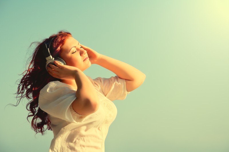 How Does a Female Jazz Singer Change the Atmosphere at Your Events?